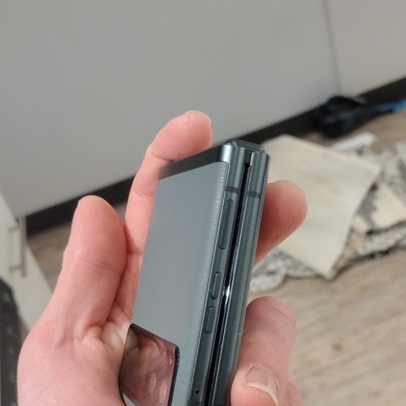 Unlocked Motorola Razr 40 - Picture 3 of 7